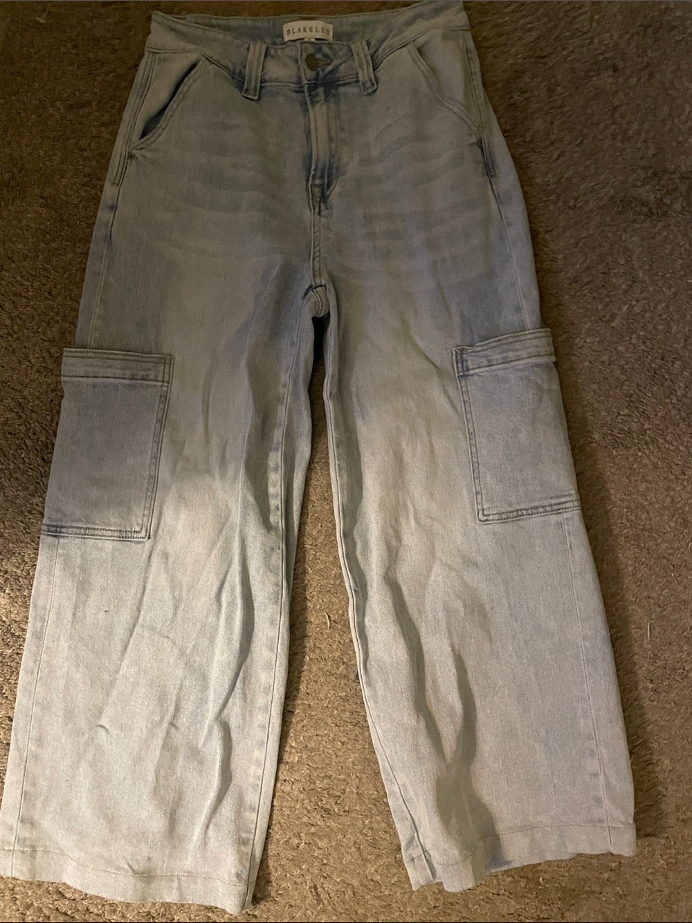 Light Wash Straight-Leg Women’s Jeans with Cargo Pockets